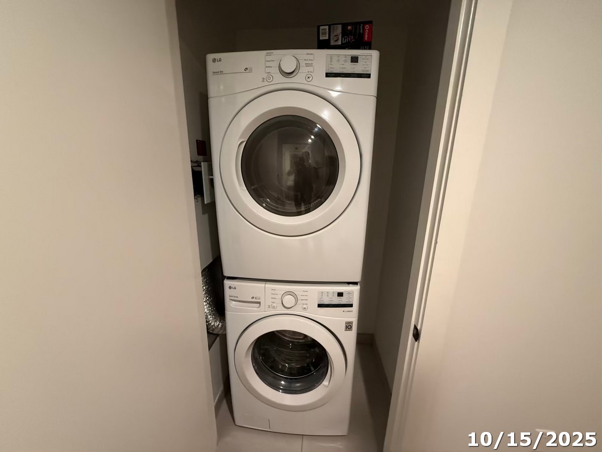 70 Rainey Street, Unit 2907 Austin, TX 78701 - Photo 14 of 15 a utility room with dryer and washer