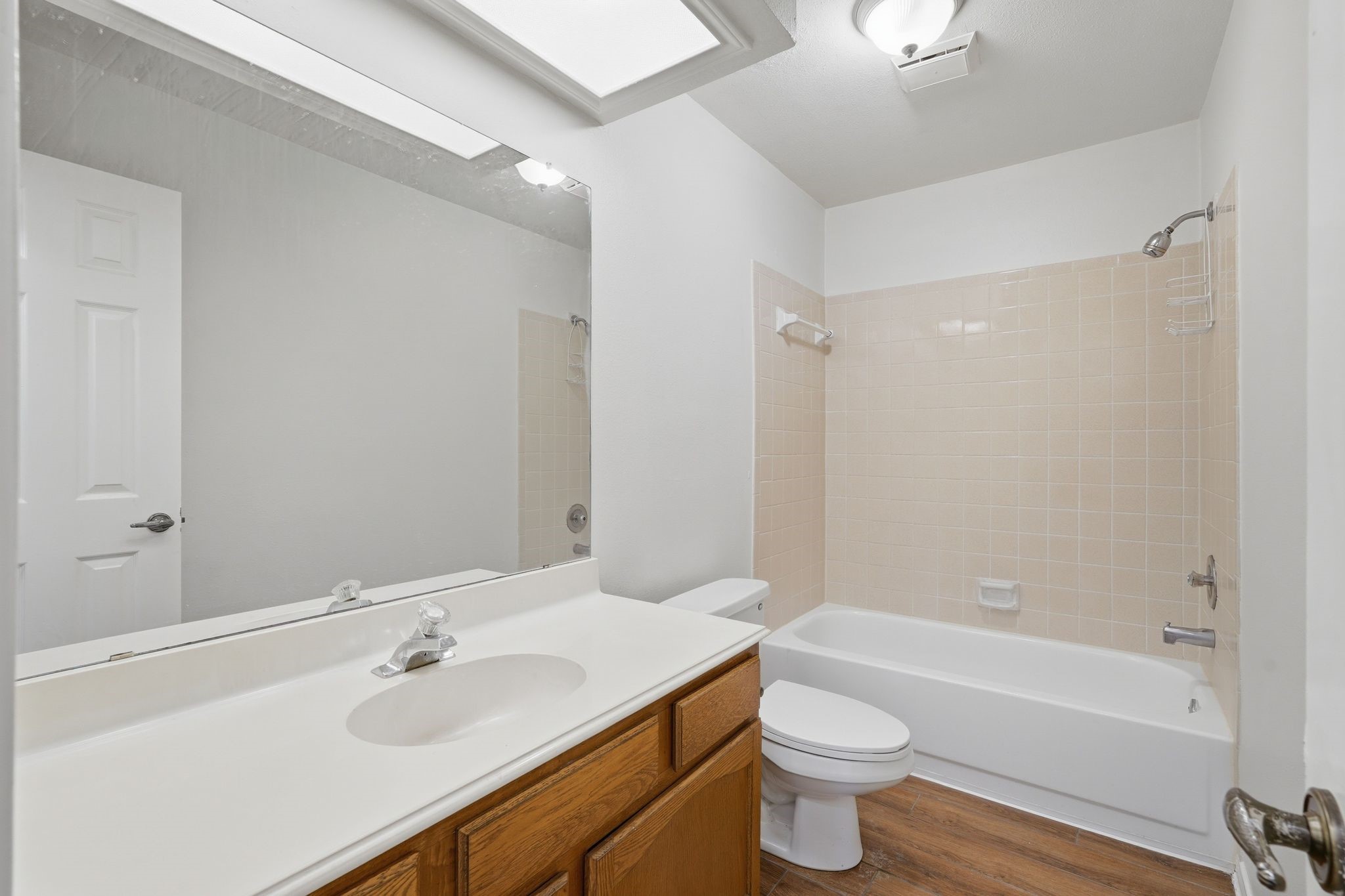 16949 Castleton Farms Road, Unit 44 Spring, TX 77379 - Photo 21 of 30 Secondary Bathroom with a tub/shower combo!