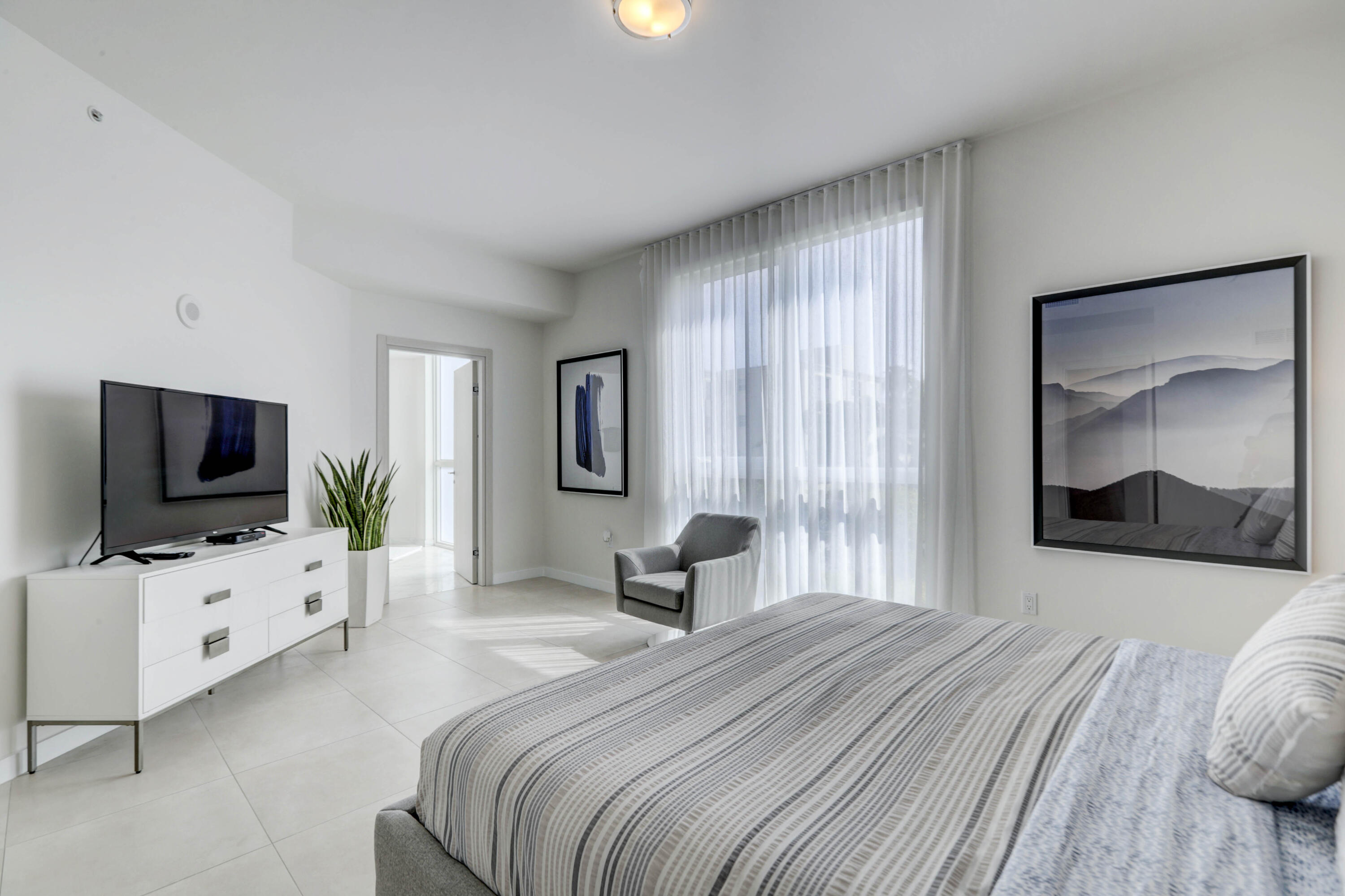 401 North Birch Road, Unit TH3 Fort Lauderdale, FL 33304 - Photo 21 of 49 a bedroom with bed and a flat tv screen on the dresser