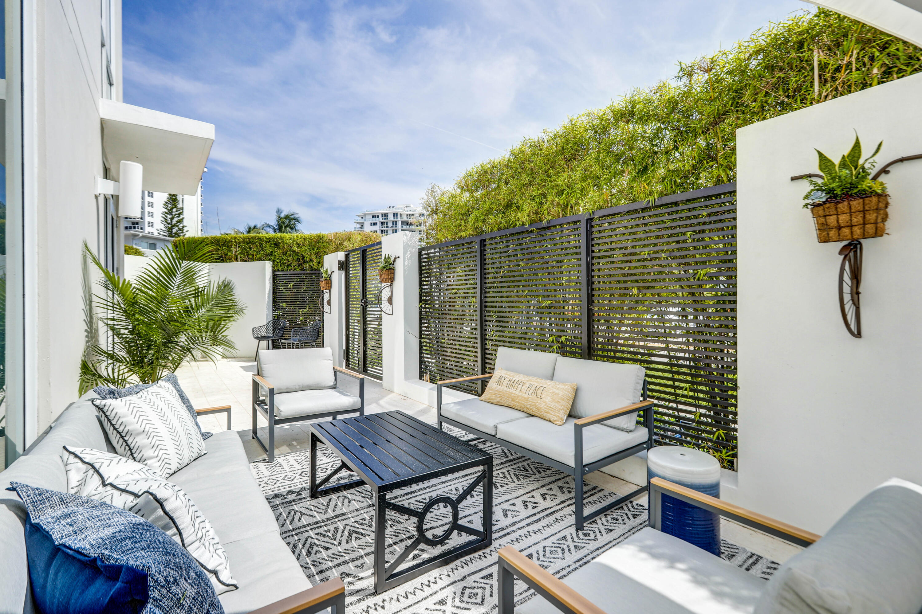 401 North Birch Road, Unit TH3 Fort Lauderdale, FL 33304 - Photo 30 of 49 a outdoor living room with furniture