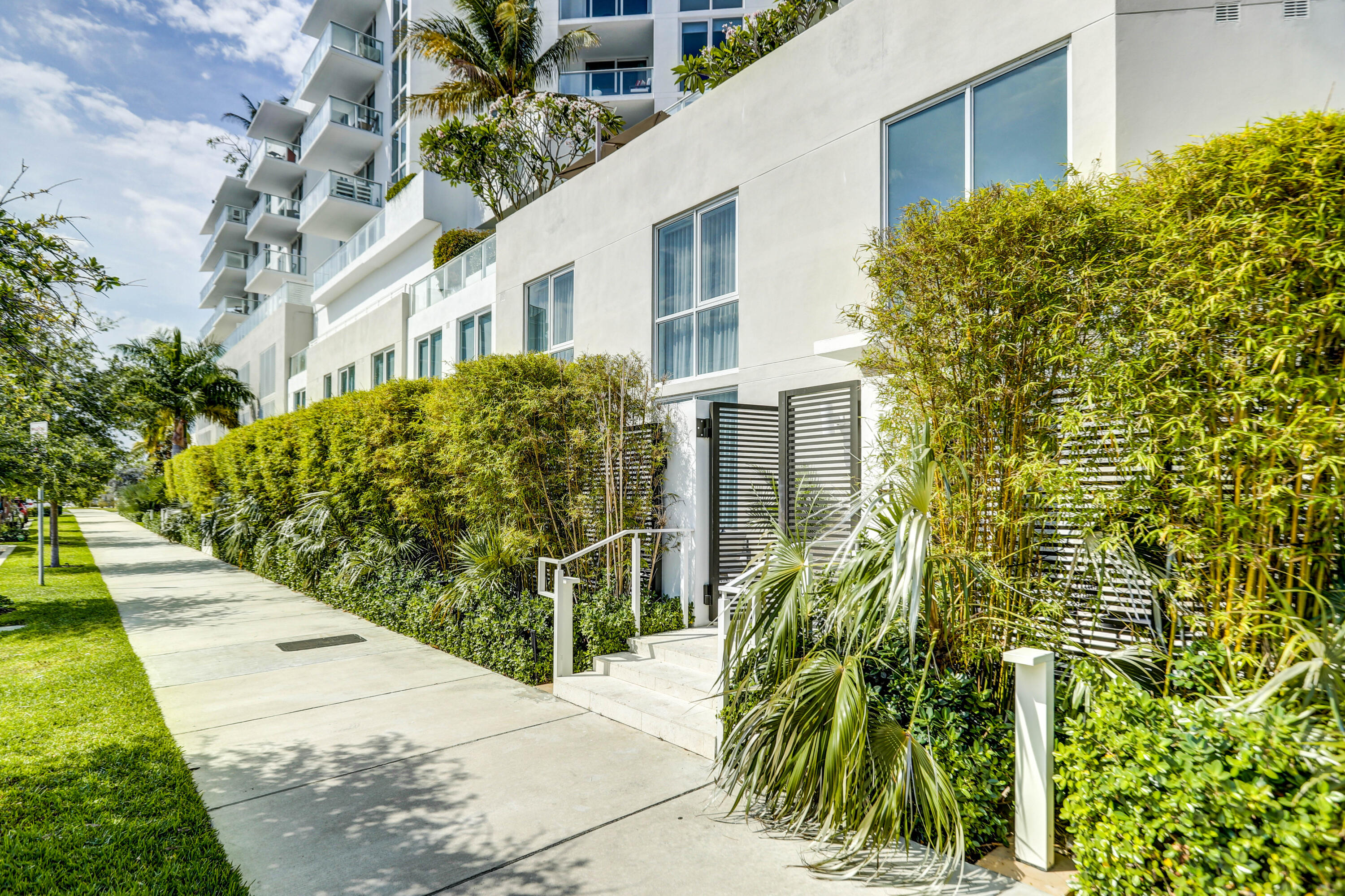 401 North Birch Road, Unit TH3 Fort Lauderdale, FL 33304 - Photo 32 of 49 a view of a pathway both side of house