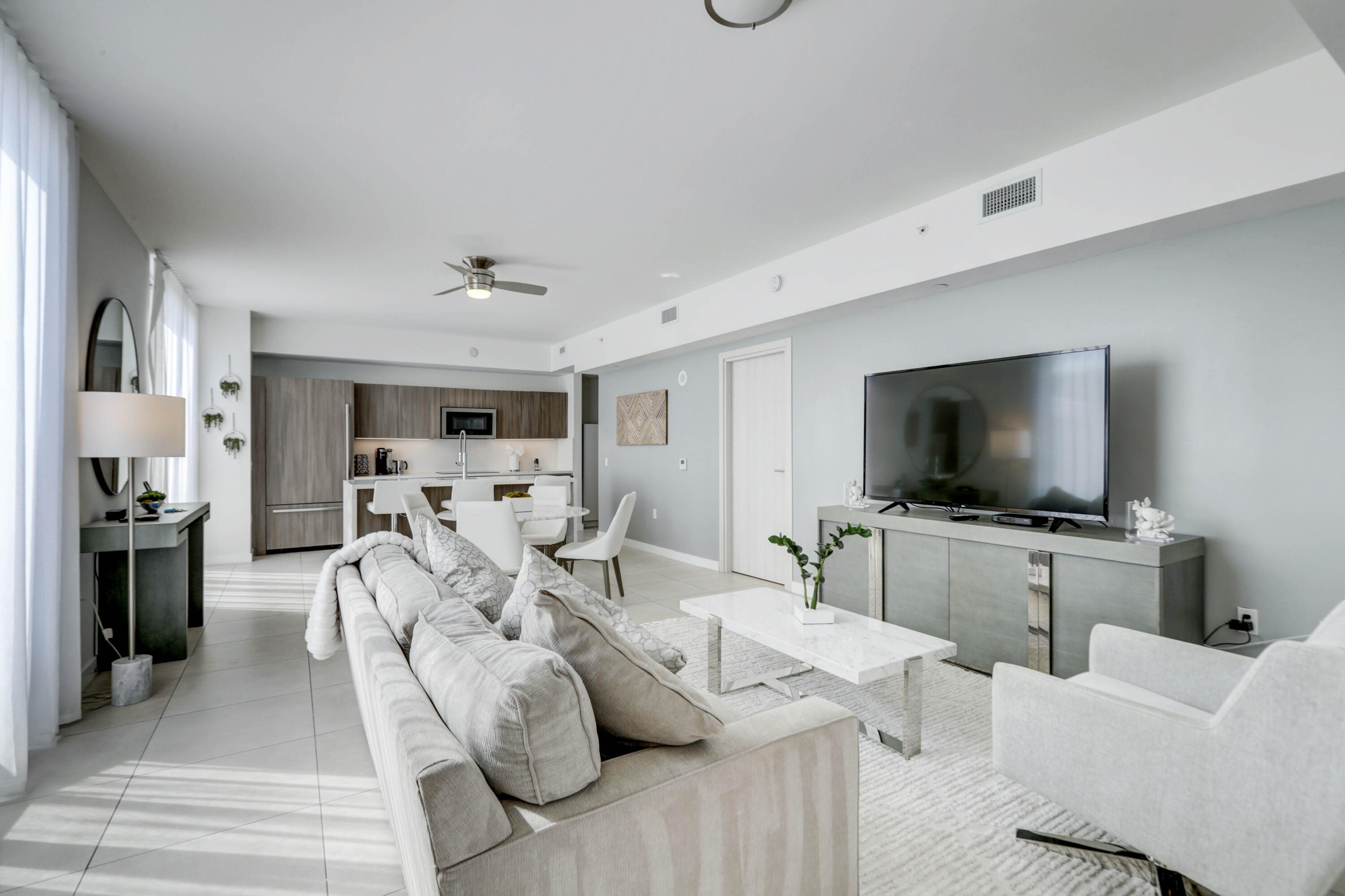 401 North Birch Road, Unit TH3 Fort Lauderdale, FL 33304 - Photo 6 of 49 a living room with furniture and a flat screen tv