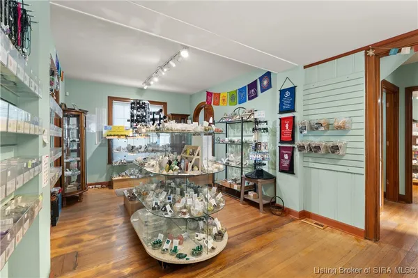 $385,000 | 1302 East 10th Street, Jeffersonville, IN 47130