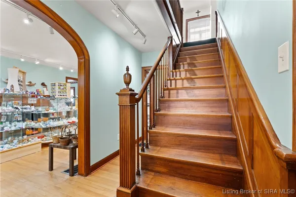 $385,000 | 1302 East 10th Street, Jeffersonville, IN 47130