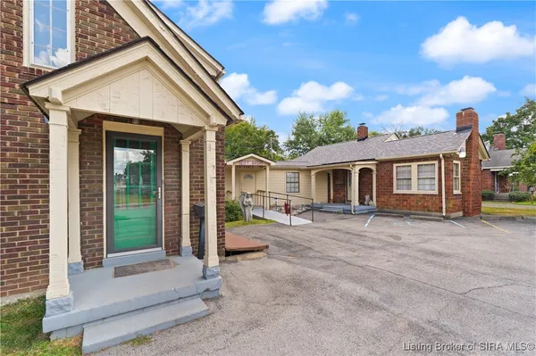$385,000 | 1302 East 10th Street, Jeffersonville, IN 47130