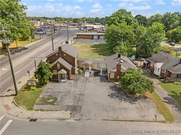 $385,000 | 1302 East 10th Street, Jeffersonville, IN 47130
