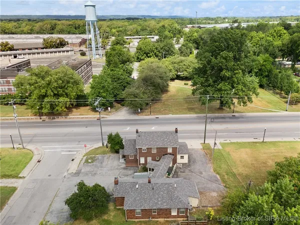 $385,000 | 1302 East 10th Street, Jeffersonville, IN 47130
