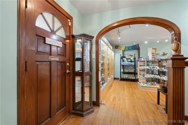$385,000 | 1302 East 10th Street, Jeffersonville, IN 47130