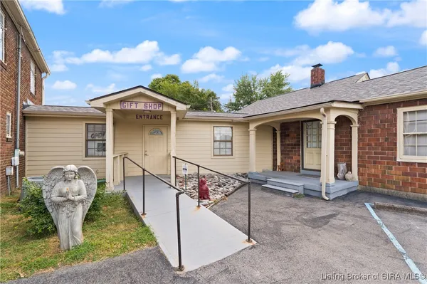 $385,000 | 1302 East 10th Street, Jeffersonville, IN 47130