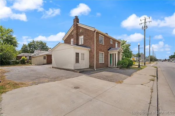 $385,000 | 1302 East 10th Street, Jeffersonville, IN 47130