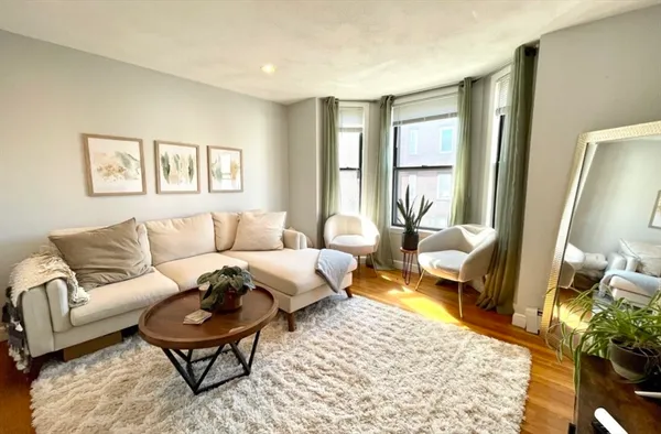 $3,300 | 104 H Street, Unit 2, Boston, MA 02127