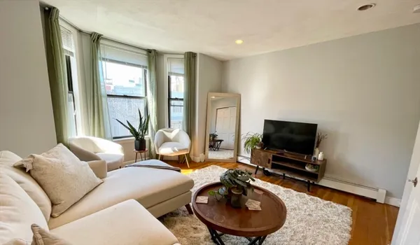 $3,300 | 104 H Street, Unit 2, Boston, MA 02127