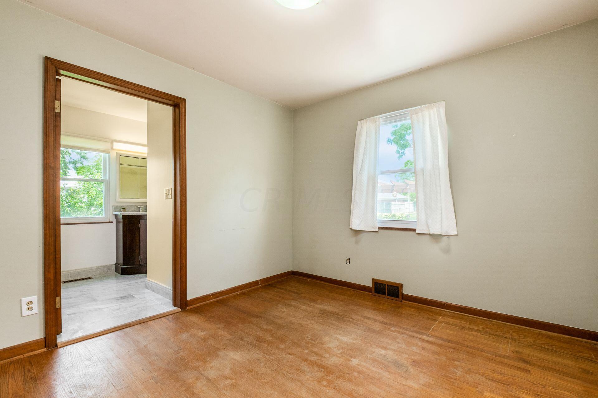 2064 Inchcliff Road Columbus, OH 43221 - Photo 20 of 35 Bedroom with en suite