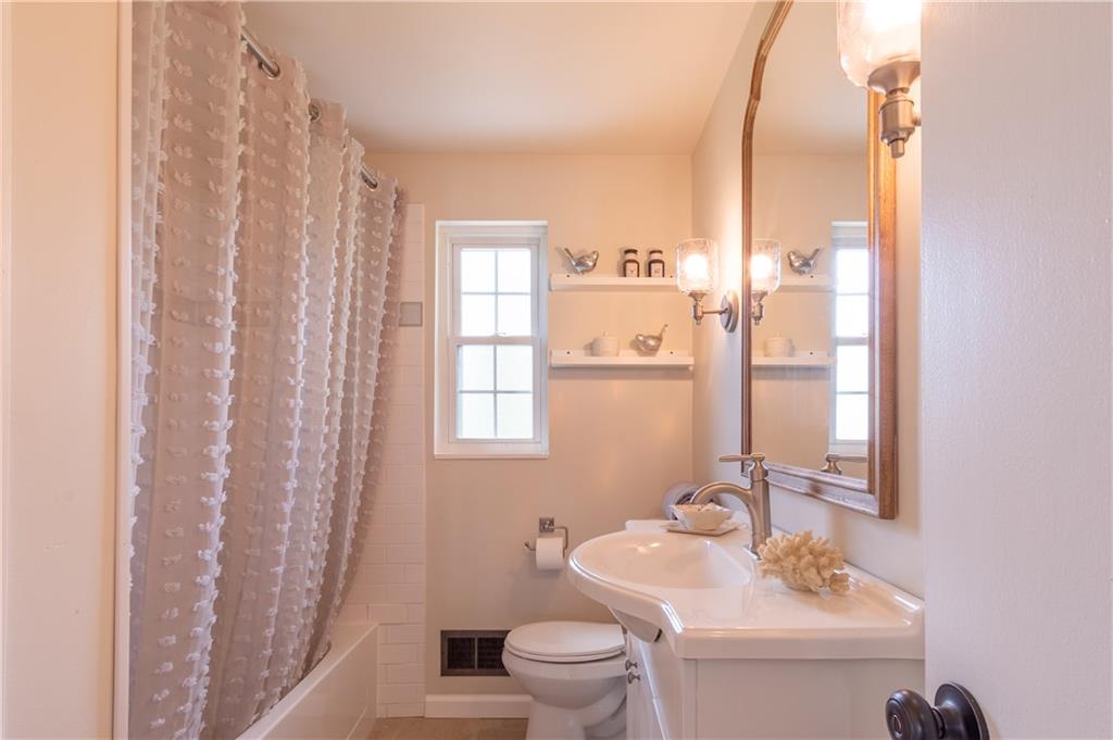 292 Orchard Spring Road Pittsburgh, PA 15220 - Photo 13 of 24 Gallery Image 13