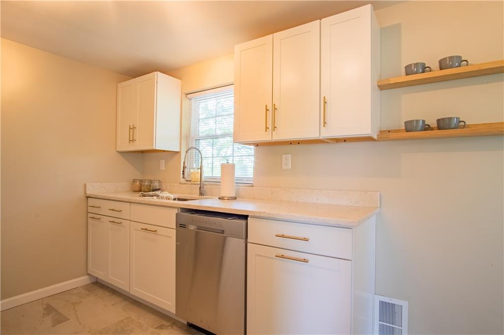 292 Orchard Spring Road Pittsburgh, PA 15220 - Photo 9 of 24 Gallery Image 9