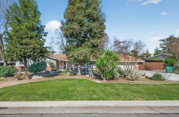 $590,000 | 5867 East Club View Drive, Fresno, CA 93727