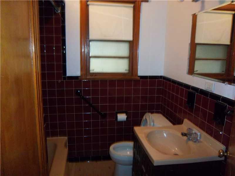443 Chestnut Street Springdale, PA 15144 - Photo 5 of 15 Full Bath.