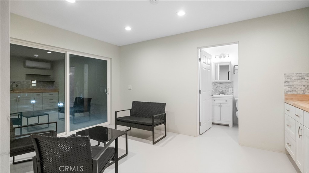 72160 Winters Road Twentynine Palms, CA 92277 - Photo 24 of 33 a room with a table and chairs