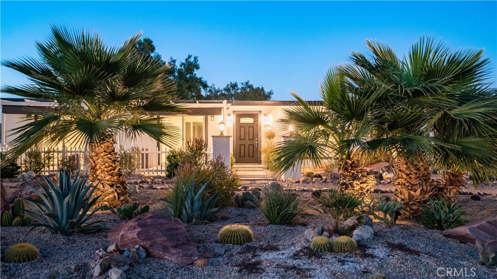 72160 Winters Road Twentynine Palms, CA 92277 - Photo 5 of 33 a view of a backyard of a house