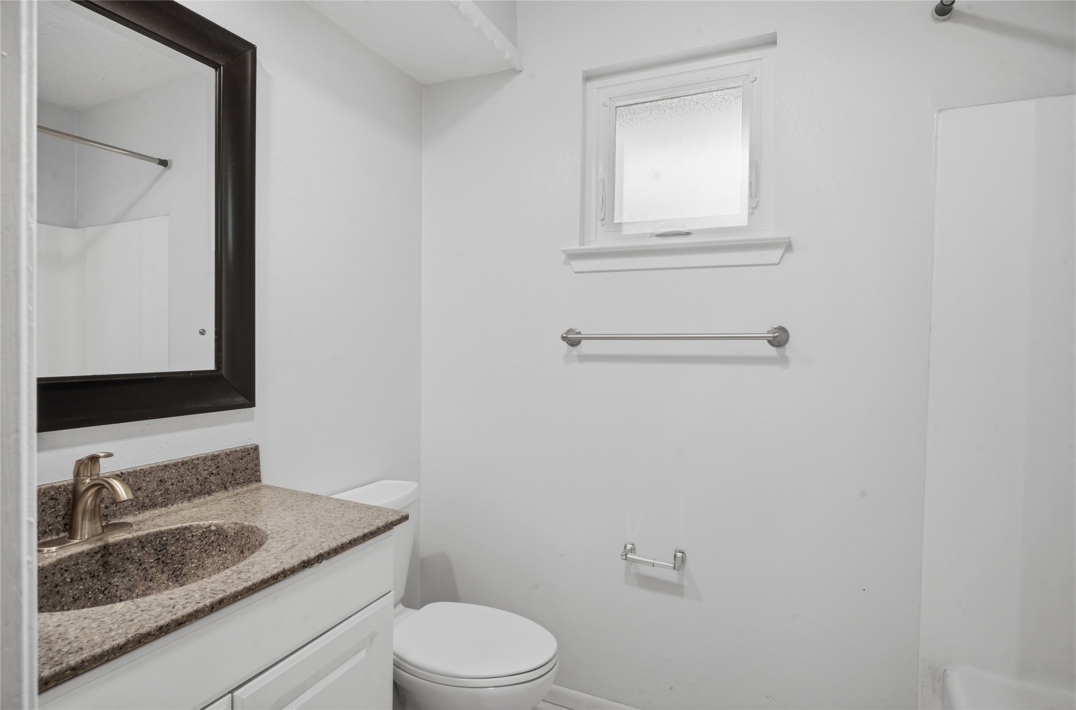 182 Greenleaf Lane Conroe, TX 77304 - Photo 10 of 17 Primary Bathroom