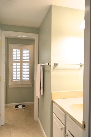 102 Jericho Road, Unit 102 Weston, MA 02493 - Photo 6 of 9 a bathroom with a shower and a tub