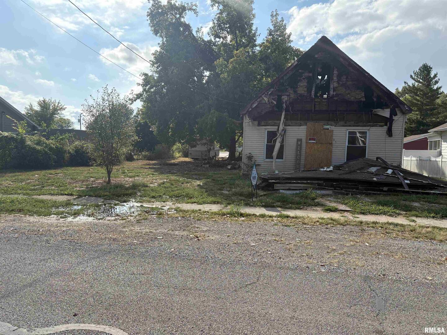 405 South Snider Street Christopher, IL 62822 - Photo 2 of 5 a front view of a house with a yard