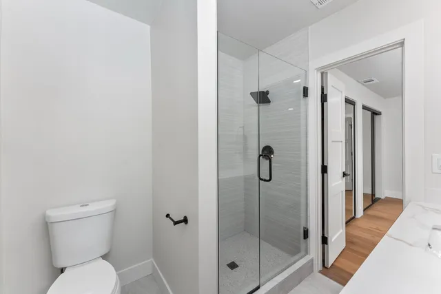 a en suite bathroom with 2 sink and a mirror