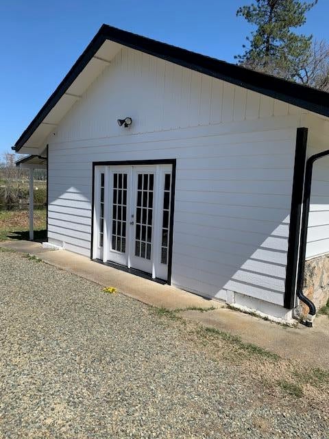 4450 Leonard Road Grants Pass, OR 97527 - Photo 34 of 39 studio doors