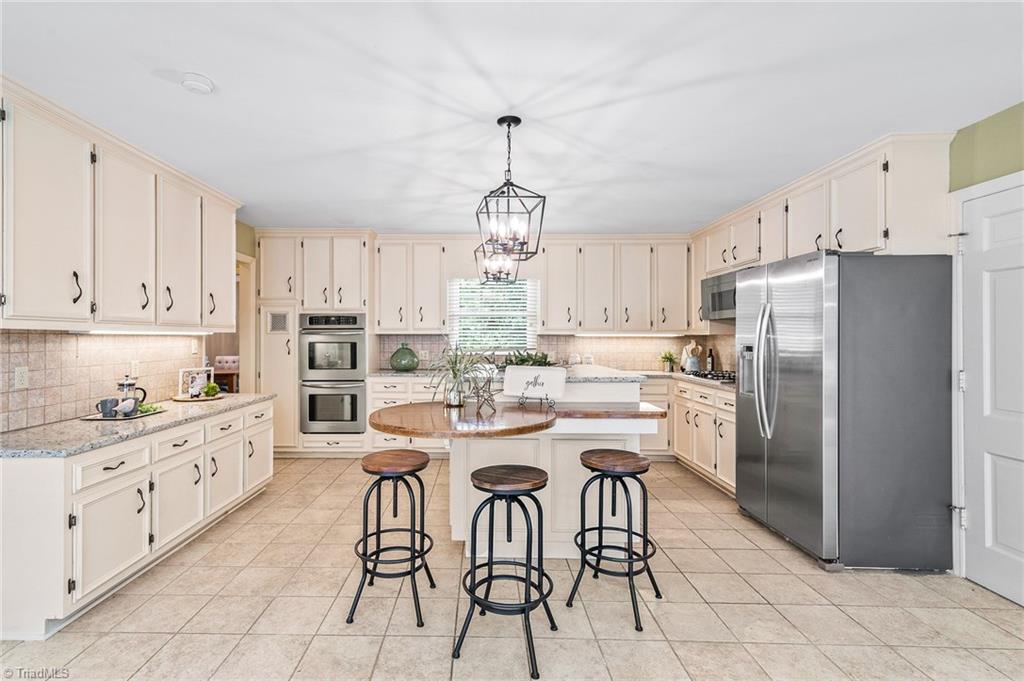 1318 Robinhood Road High Point, NC 27262 - Photo 14 of 43 Your're NOT Dreaming! This kitchen is drop dead gorgeous!