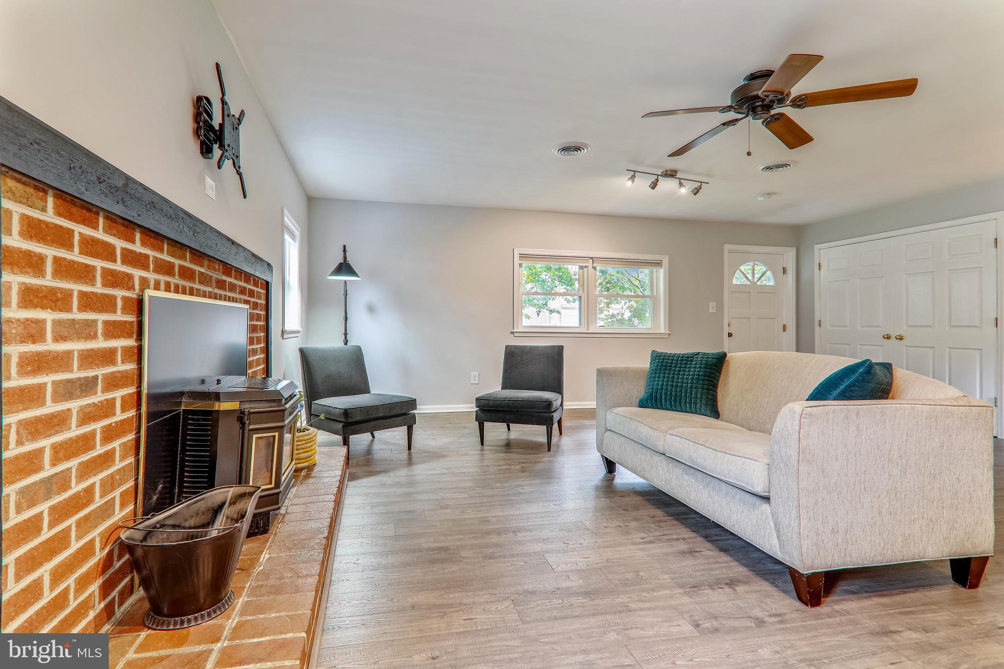 2812 Derek Road Alexandria, VA 22306 - Photo 5 of 54 Ample sized living room w/ beautiful new flooring