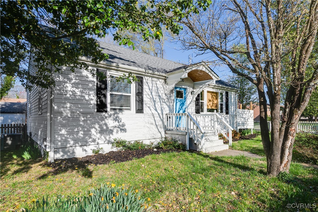 a front view of house with yard