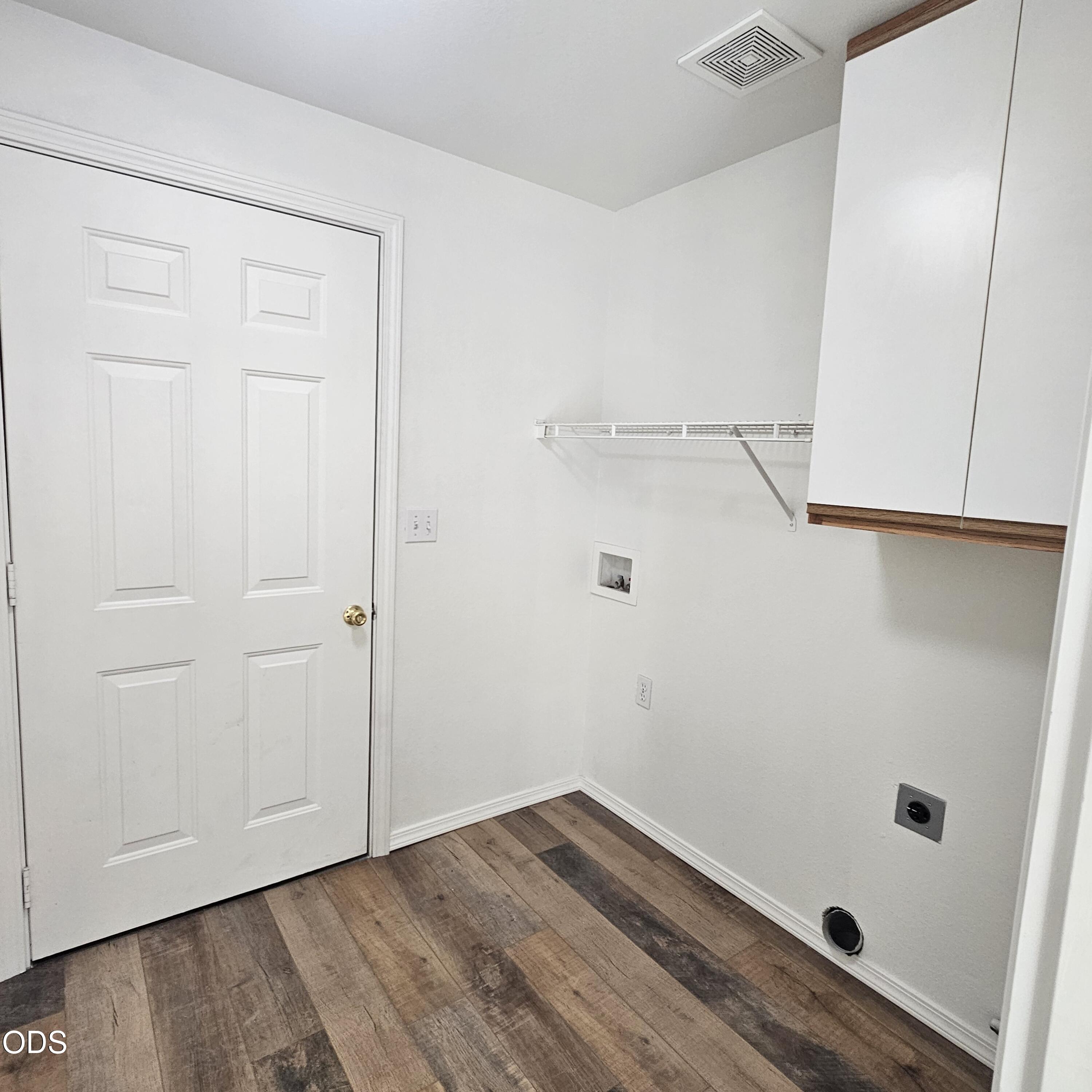 569 Northeast Negus Loop Redmond, OR 97756 - Photo 12 of 32 wooden floor in an empty room