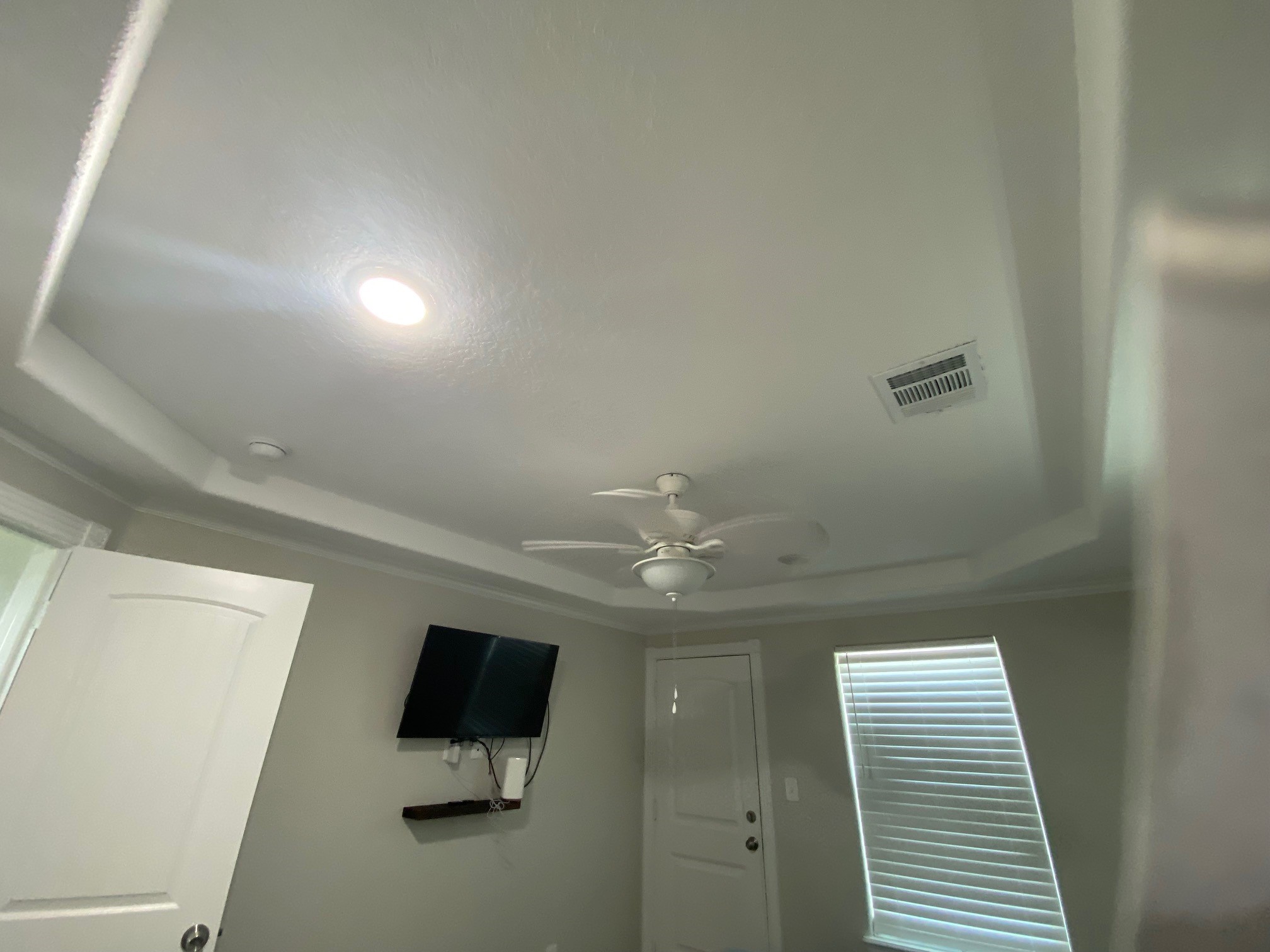106 Pompano Lane Surfside Beach, TX 77541 - Photo 20 of 39 Recessed Ceiling & Crown Molding in
Bedroom 1