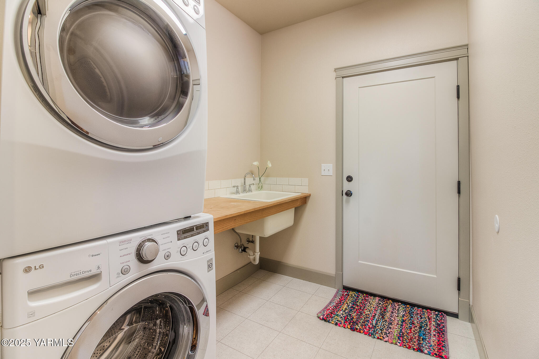 221 4th Avenue Zillah, WA 98953 - Photo 11 of 32 a utility room with dryer and washer