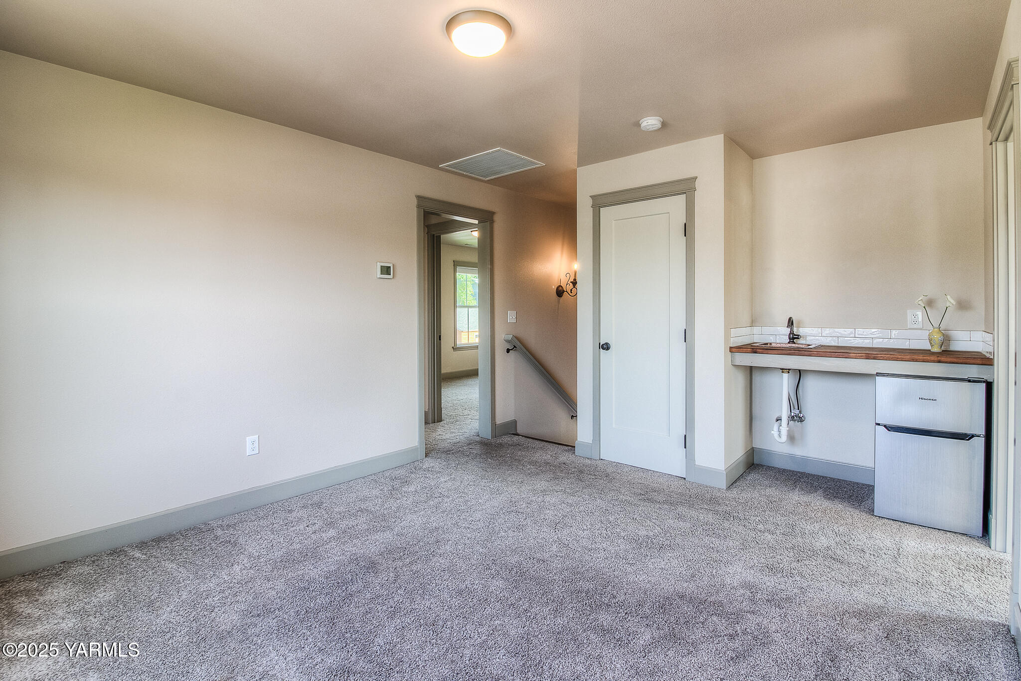 221 4th Avenue Zillah, WA 98953 - Photo 15 of 32 an empty room with a bathroom and sink