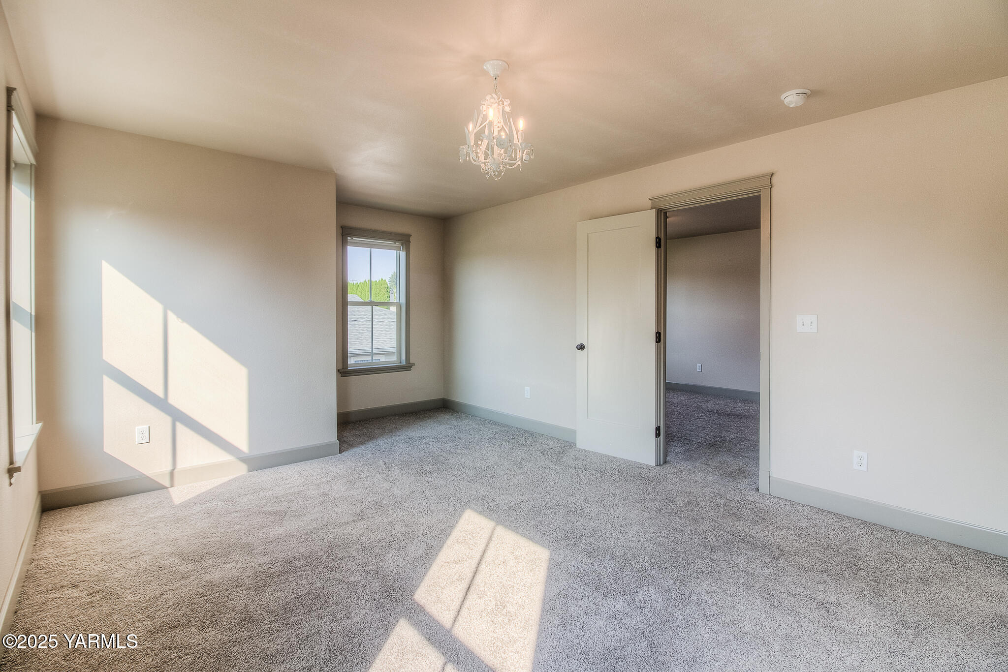 221 4th Avenue Zillah, WA 98953 - Photo 16 of 32 an empty room with windows and ceiling fan