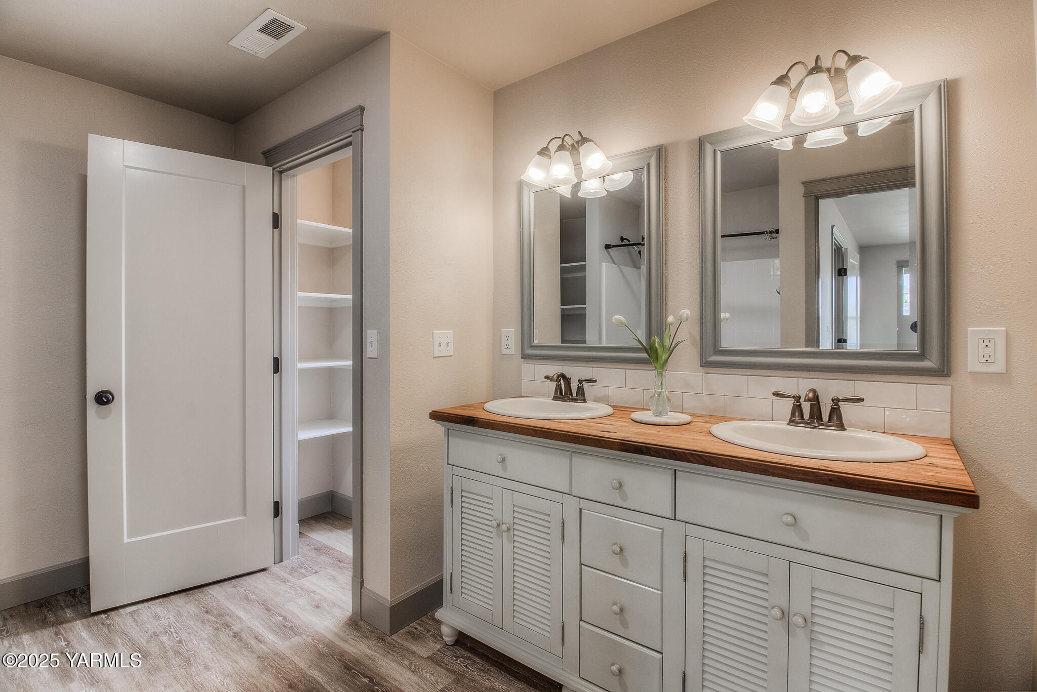 221 4th Avenue Zillah, WA 98953 - Photo 18 of 32 a bathroom with double vanity sinks and a mirror