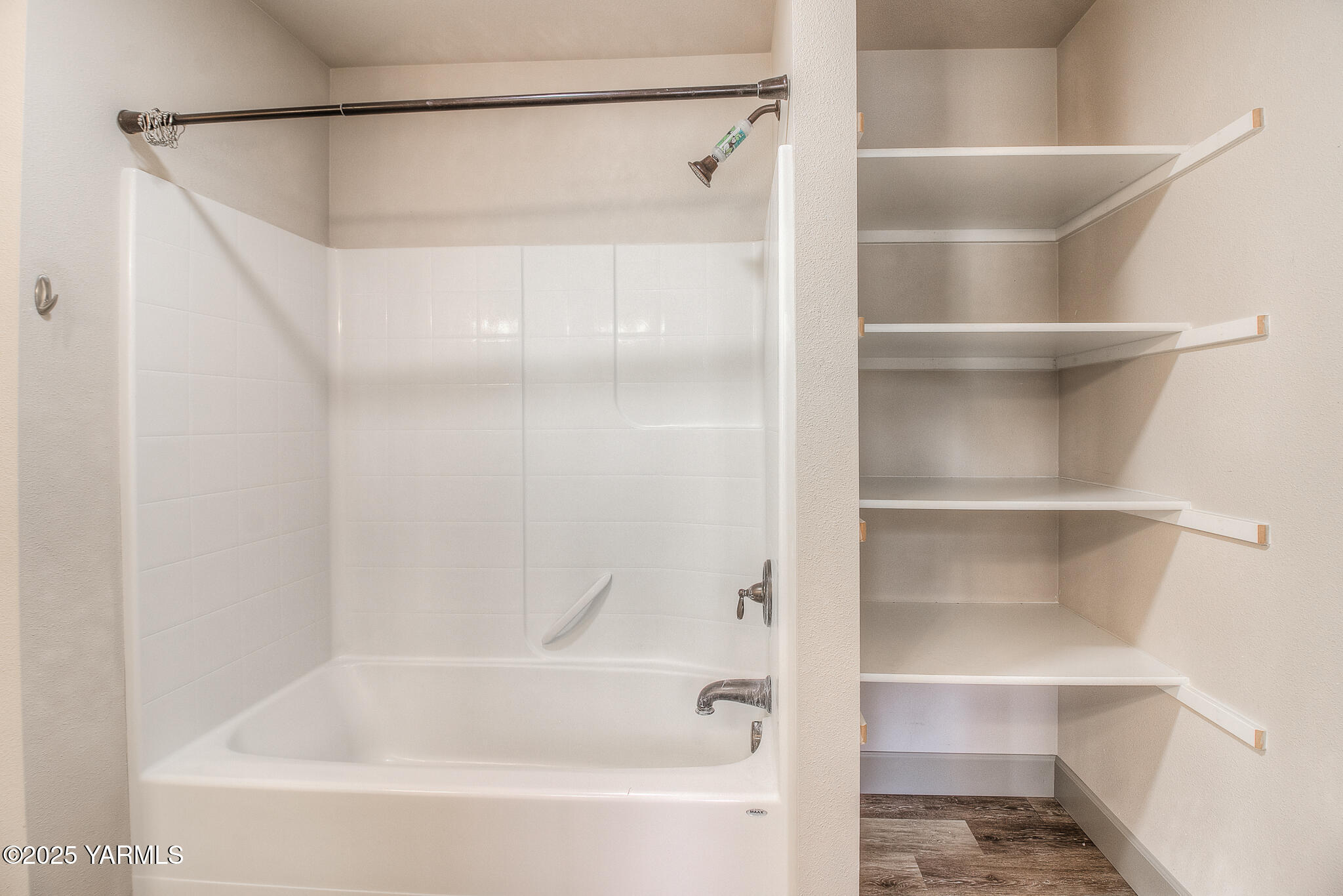 221 4th Avenue Zillah, WA 98953 - Photo 20 of 32 a bathroom with a bathtub