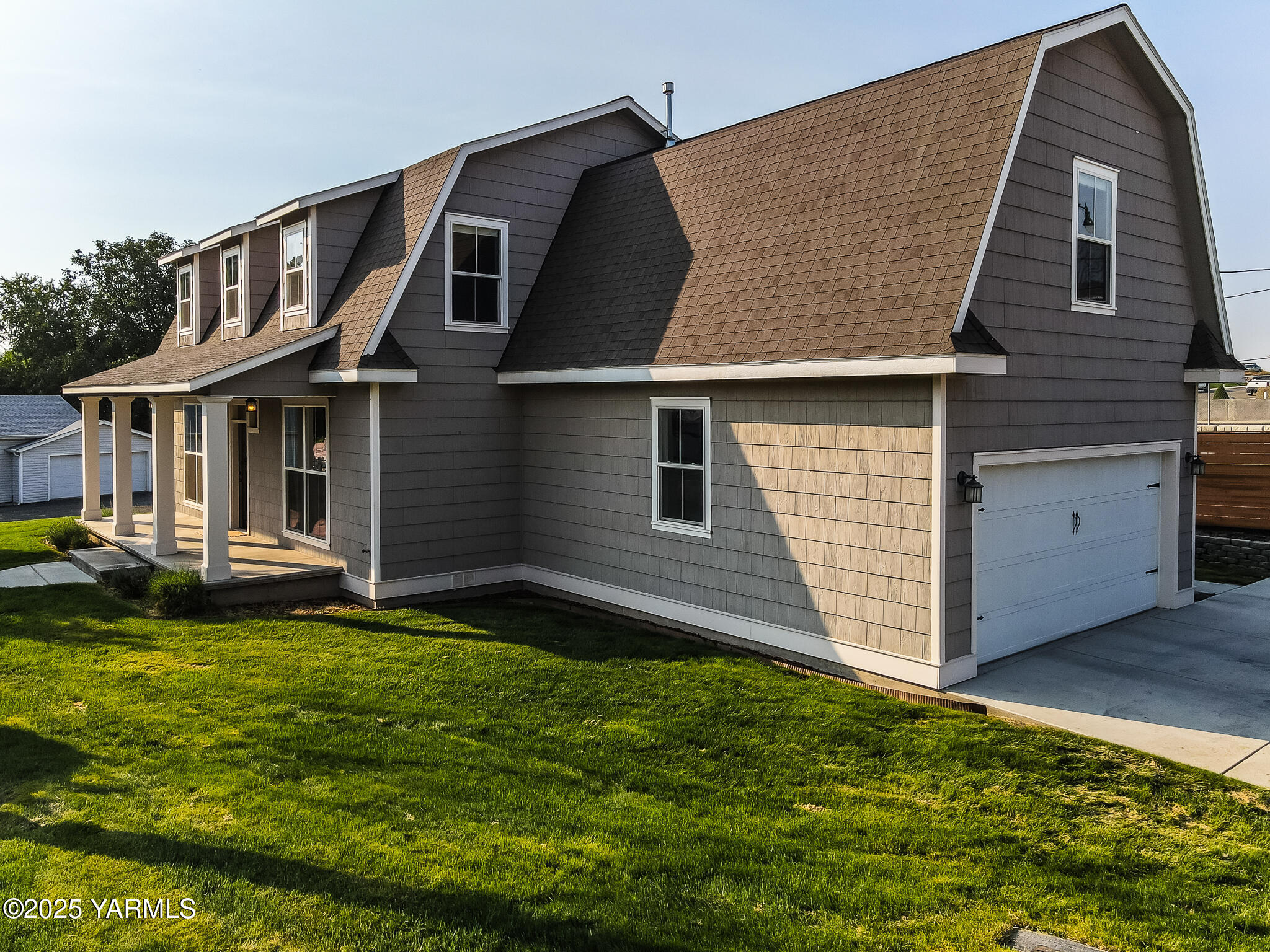 221 4th Avenue Zillah, WA 98953 - Photo 2 of 32 a front view of a house with a garden