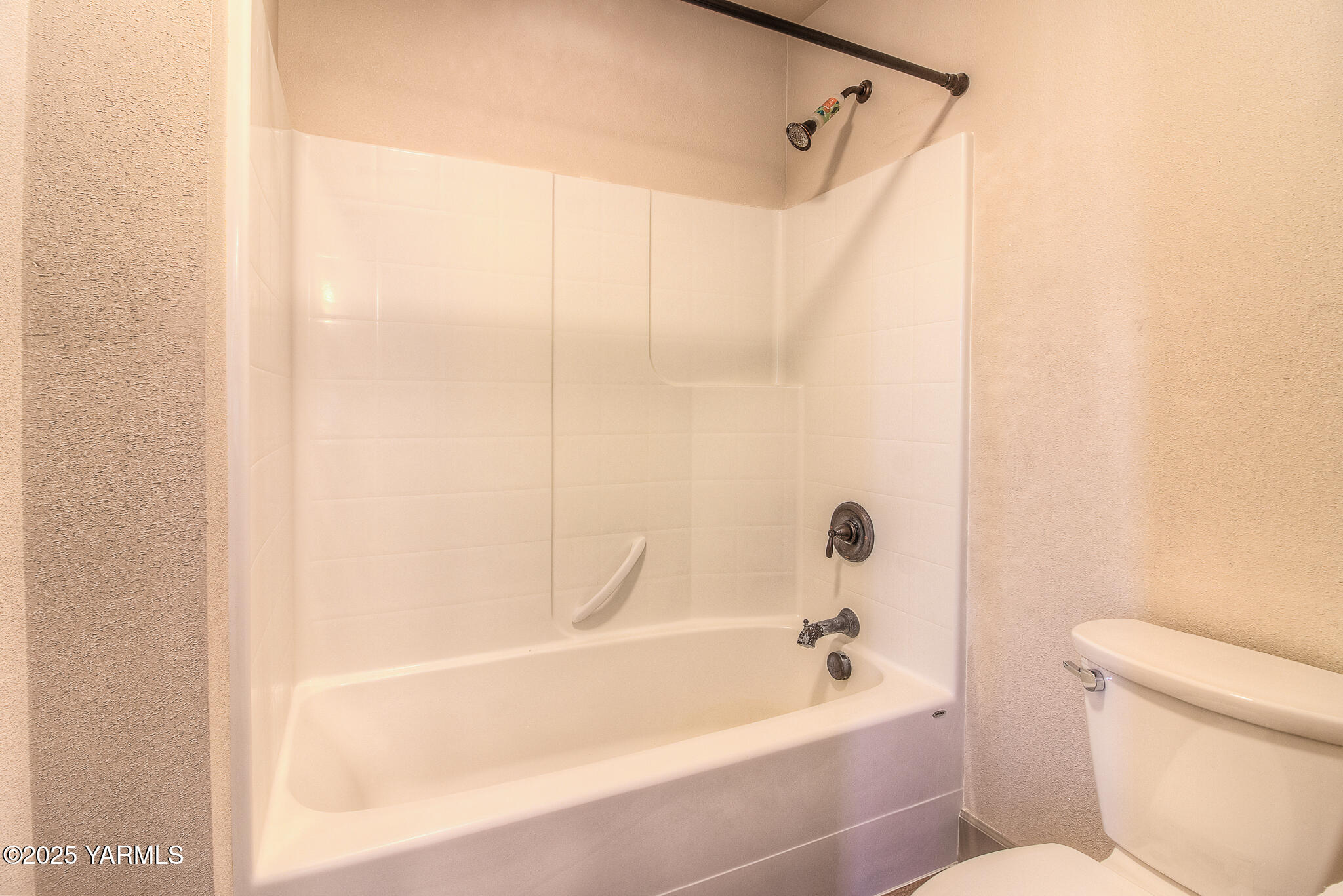 221 4th Avenue Zillah, WA 98953 - Photo 23 of 32 a bathroom with a bathtub and a toilet
