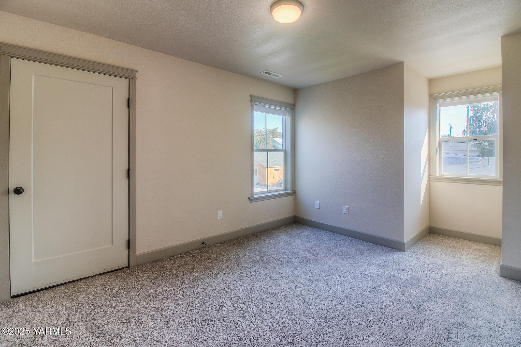 221 4th Avenue Zillah, WA 98953 - Photo 25 of 32 an empty room with windows
