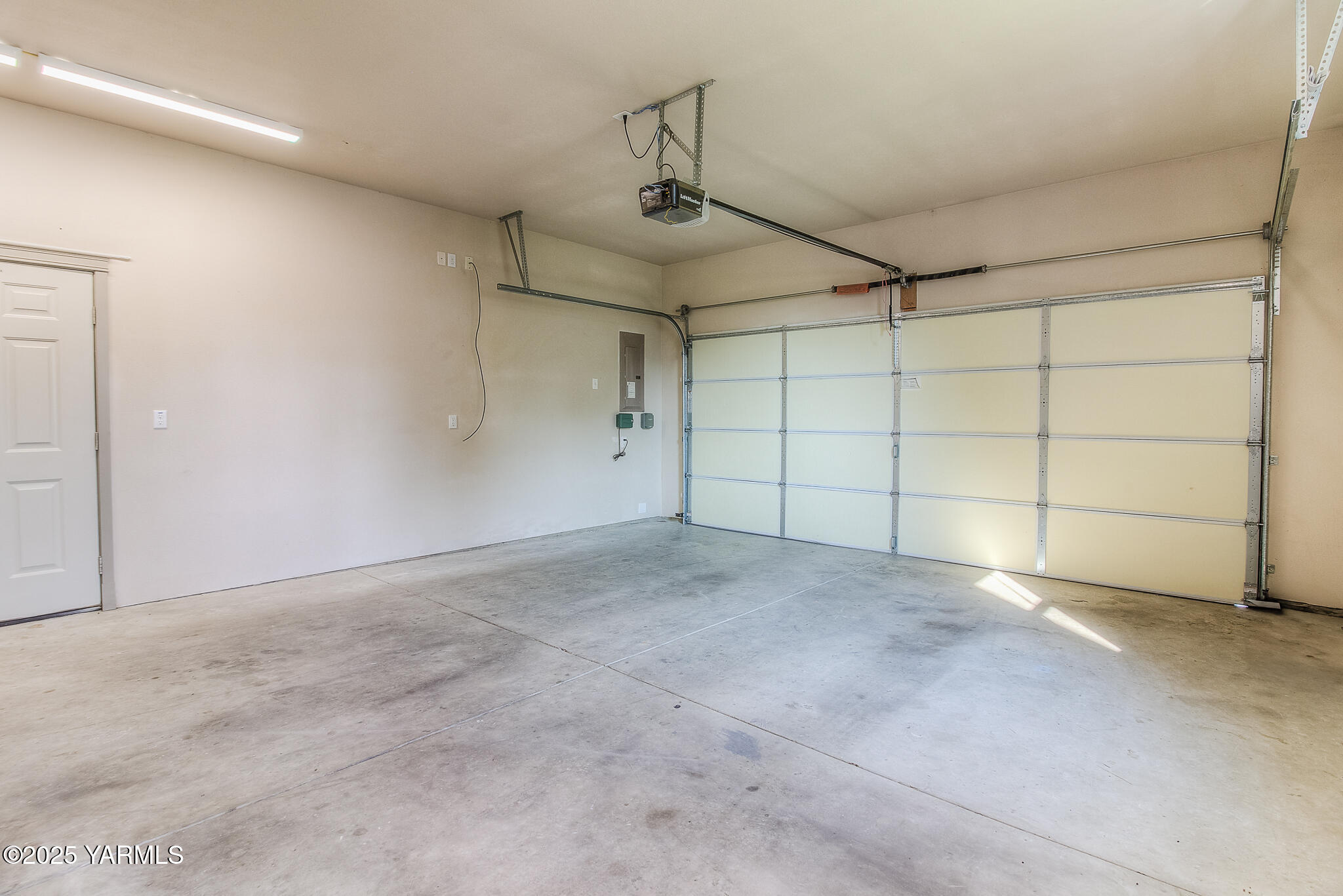 221 4th Avenue Zillah, WA 98953 - Photo 27 of 32 a view of garage