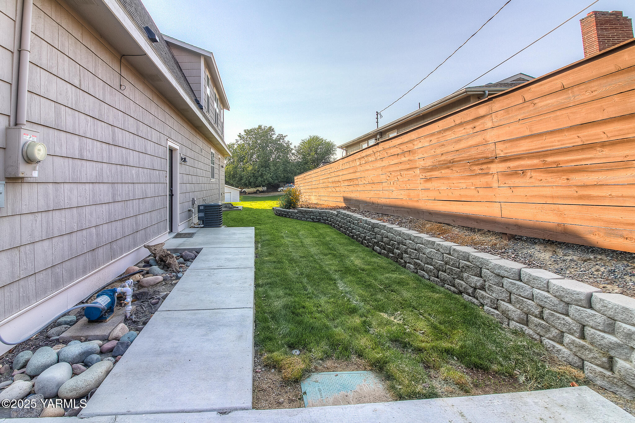 221 4th Avenue Zillah, WA 98953 - Photo 29 of 32 a view of a backyard with pathway
