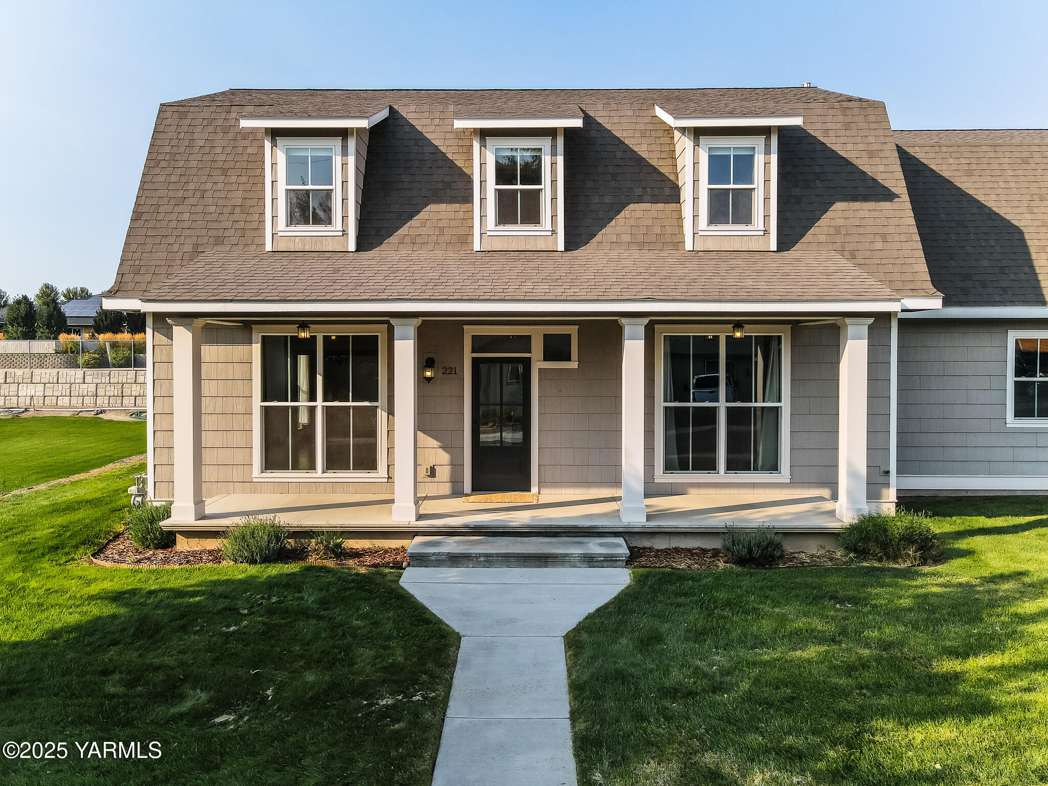 221 4th Avenue Zillah, WA 98953 - Photo 3 of 32 a front view of a house with a yard