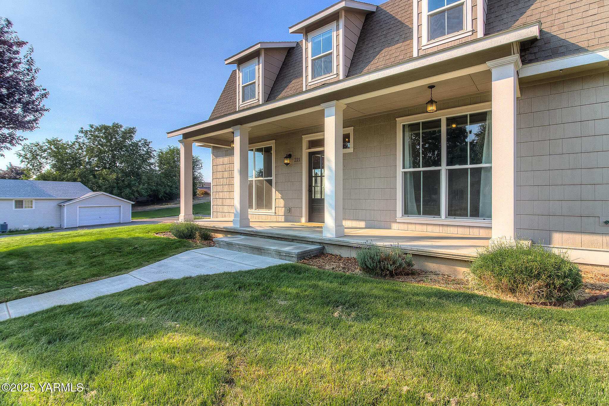 221 4th Avenue Zillah, WA 98953 - Photo 31 of 32 front view of a house with a yard