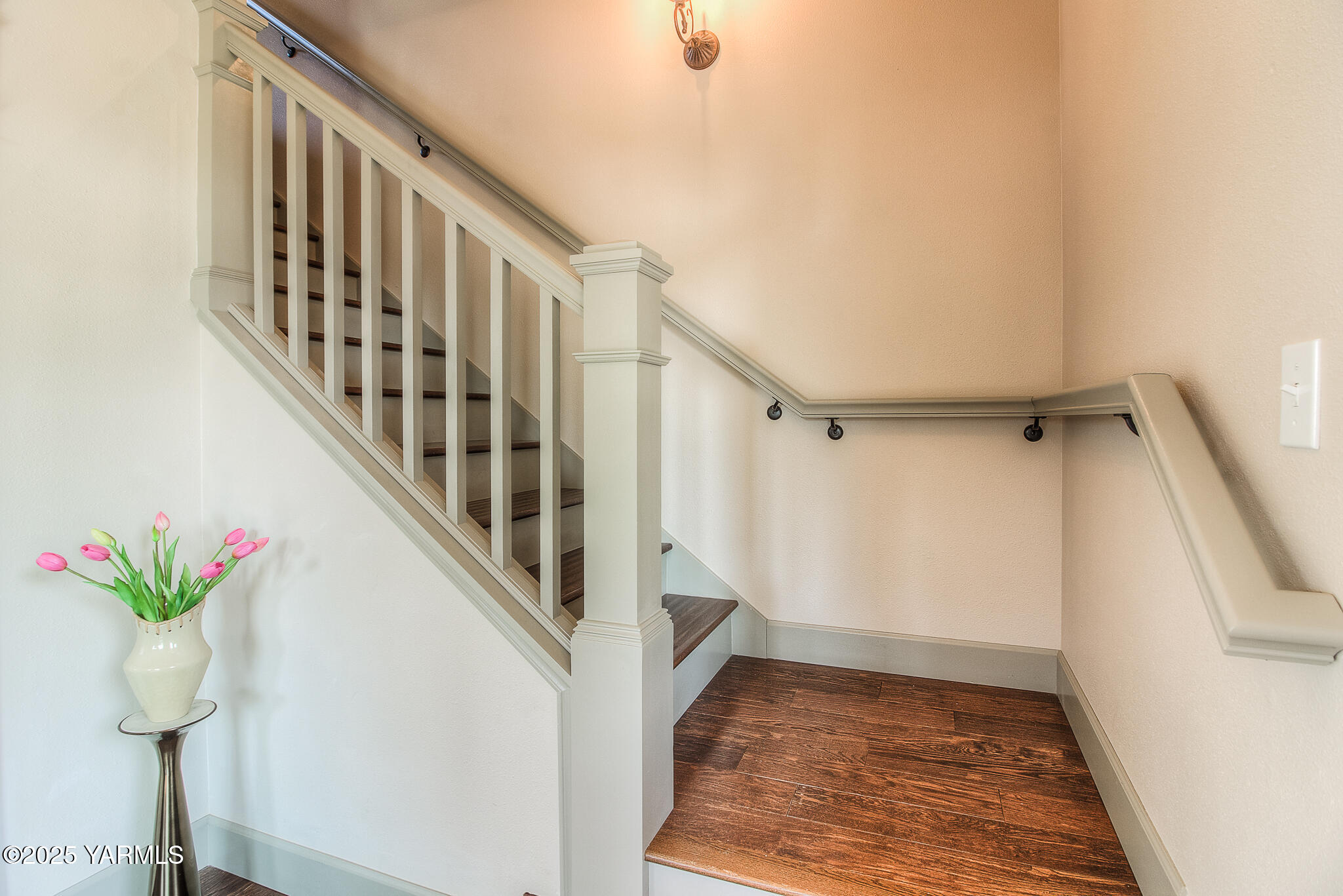 221 4th Avenue Zillah, WA 98953 - Photo 4 of 32 a view of entryway with wooden floor