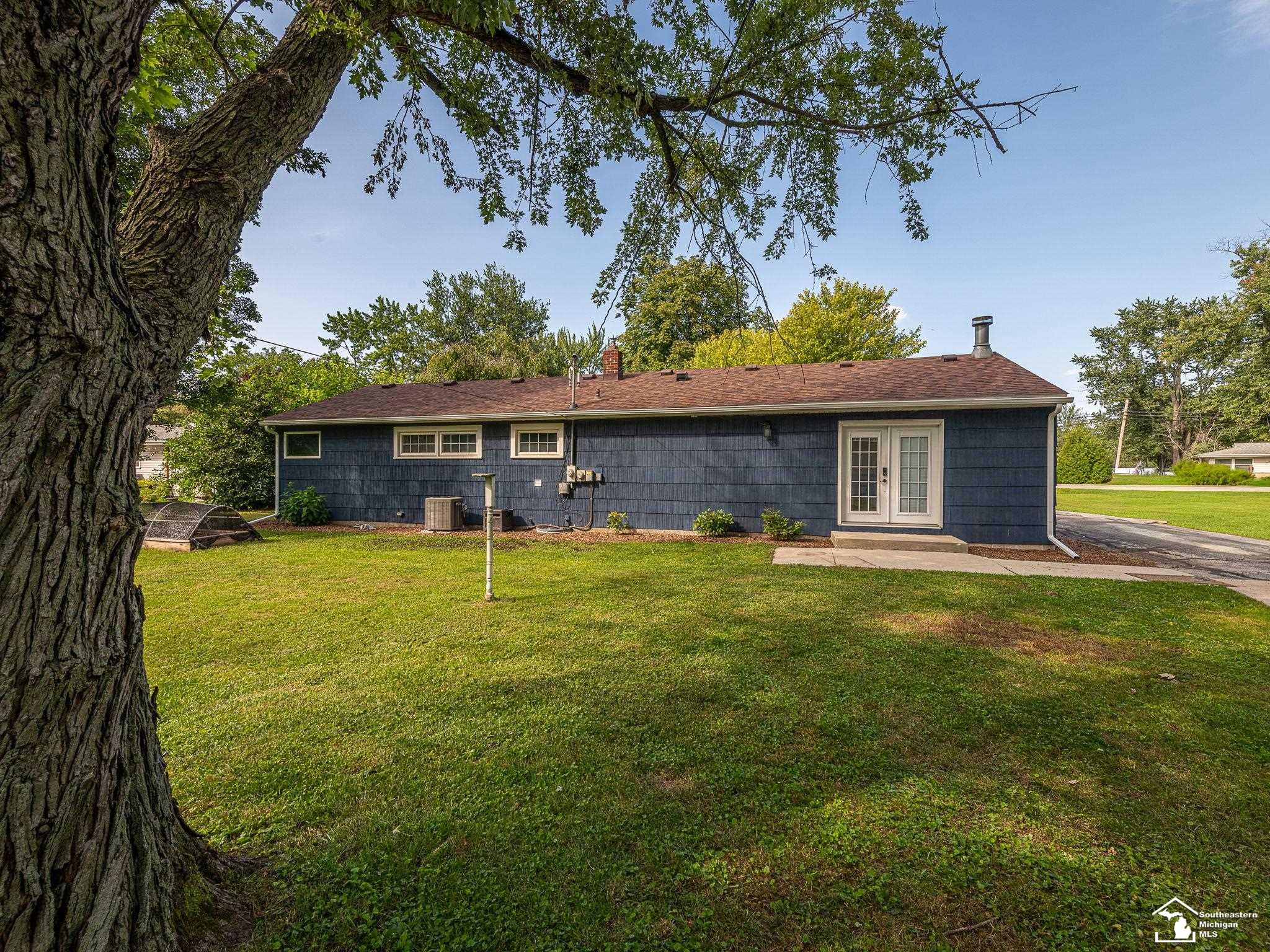 2621 Blue Bush Road Monroe, MI 48162 - Photo 34 of 37 50219327-3b0092a8-06af-4472-8d9d-207f7243d5ab.JPG