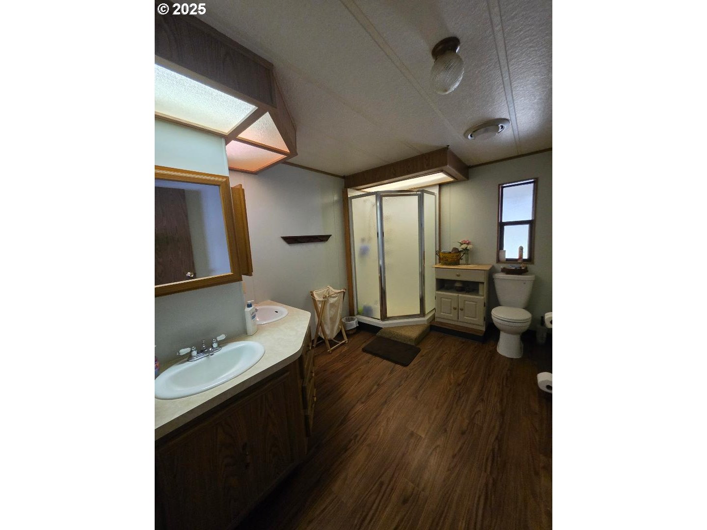 358 Oak Park Place Wamic, OR 97063 - Photo 19 of 29 a spacious bathroom with a sink and a mirror