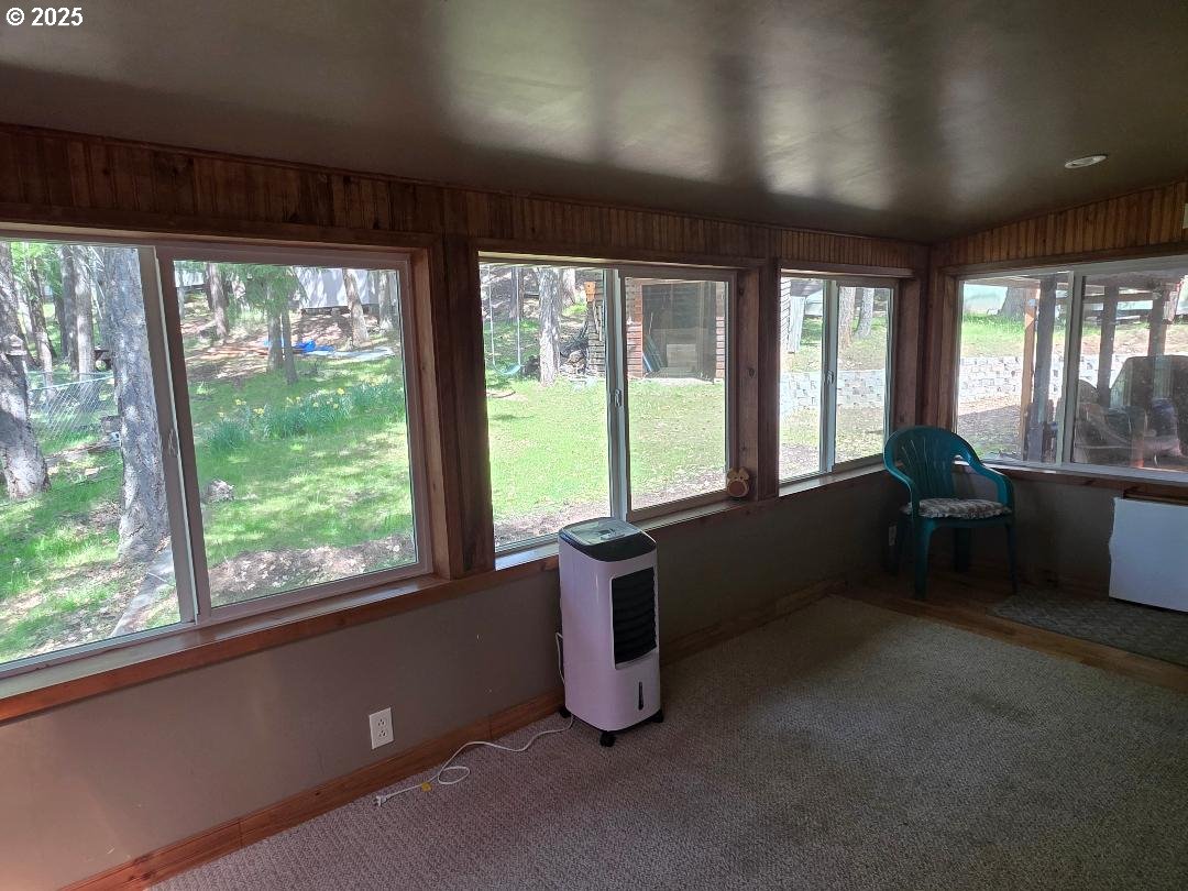 358 Oak Park Place Wamic, OR 97063 - Photo 22 of 29 a room with a large window