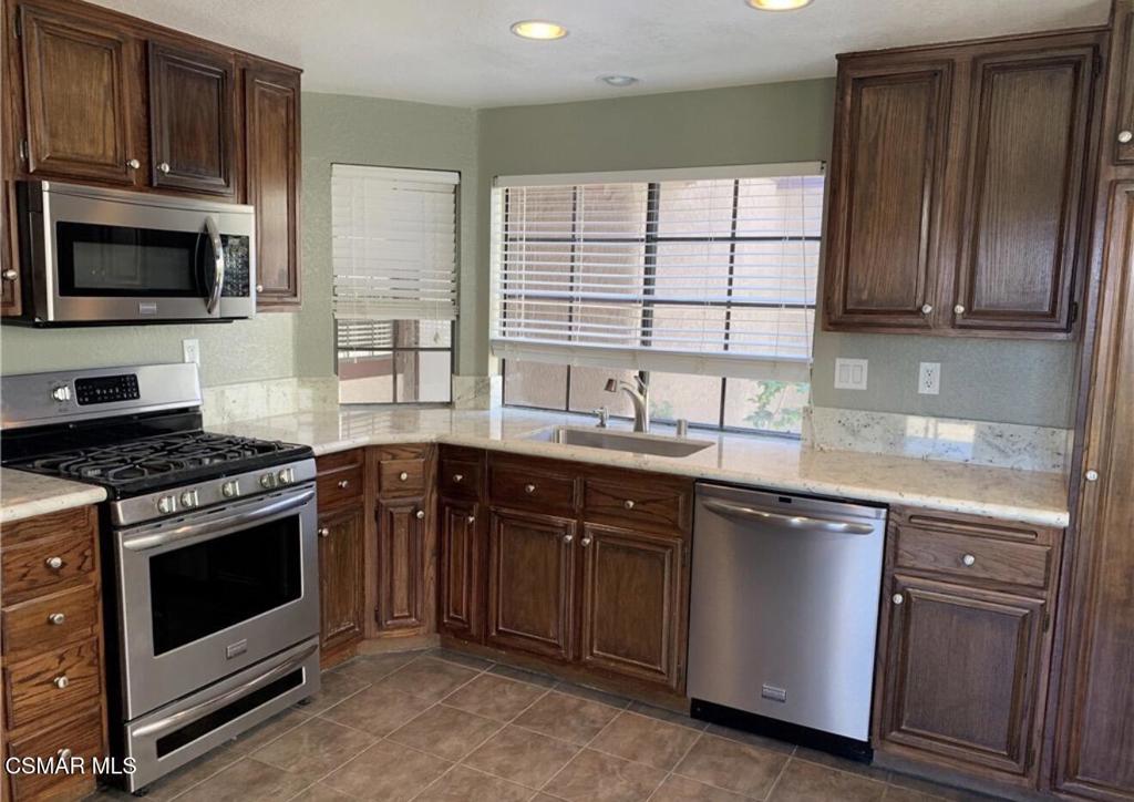 852 Congressional Road Simi Valley, CA 93065 - Photo 9 of 25